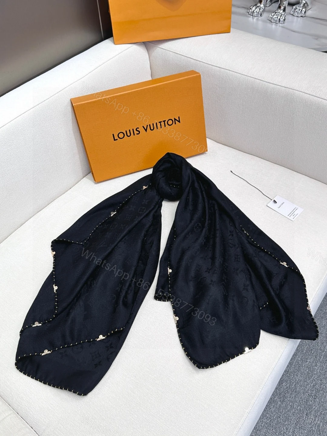 LV 高仿黑色圍巾 經典花紋點綴時尚 — view 1