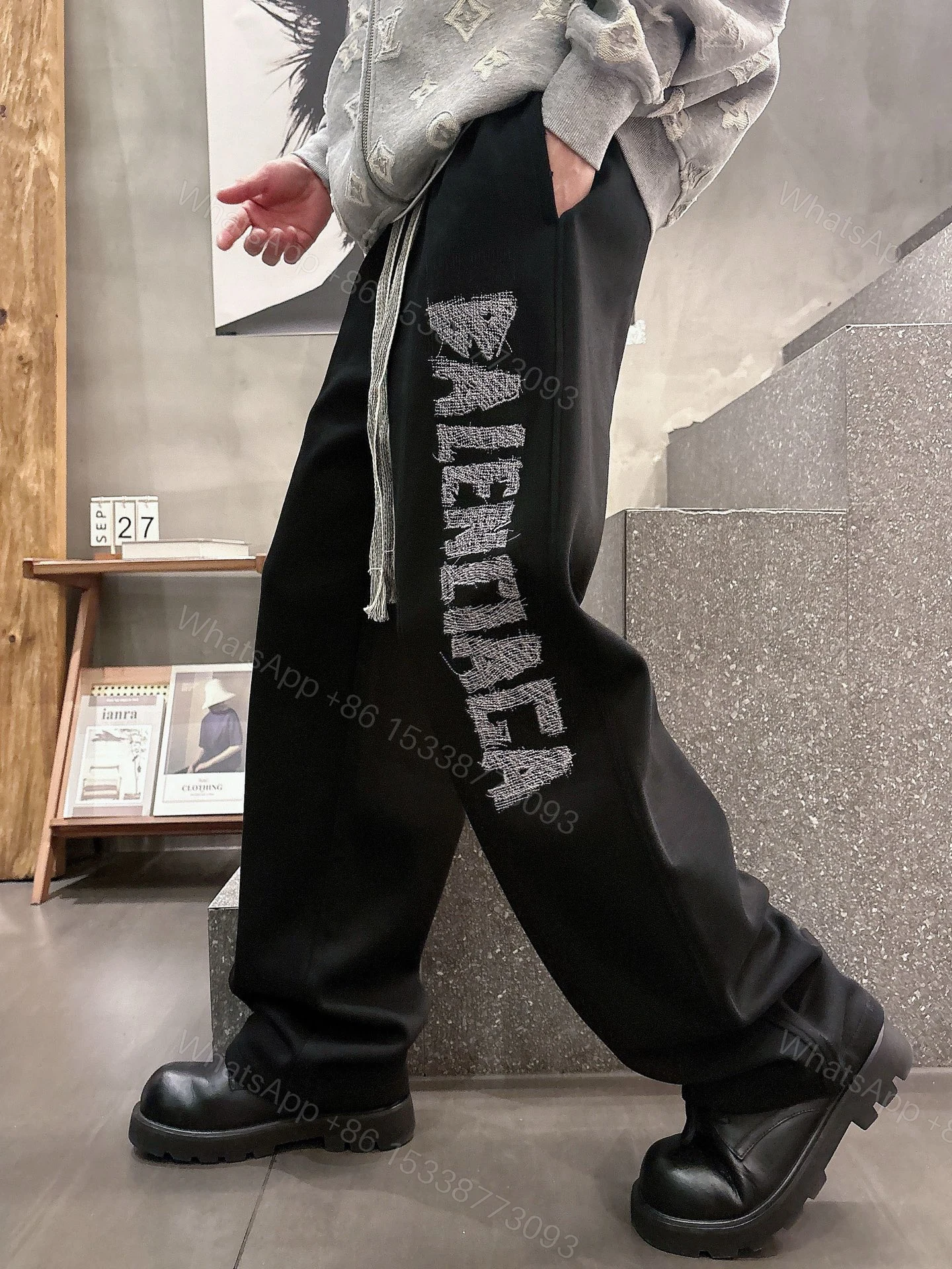 Balenciaga一比一休閒長褲男士款黑色字母刺繡寬鬆直筒運動褲 — view 1