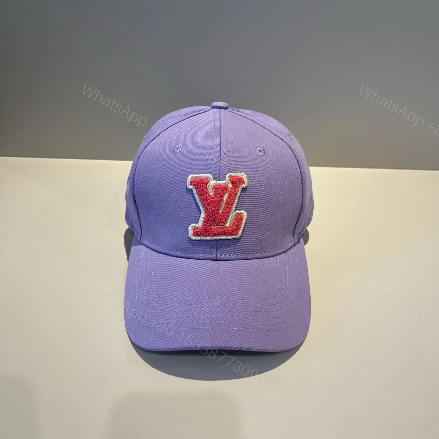 LV 高仿紫色毛呢帽 鮮紅立體LOGO亮眼設計 — view 1