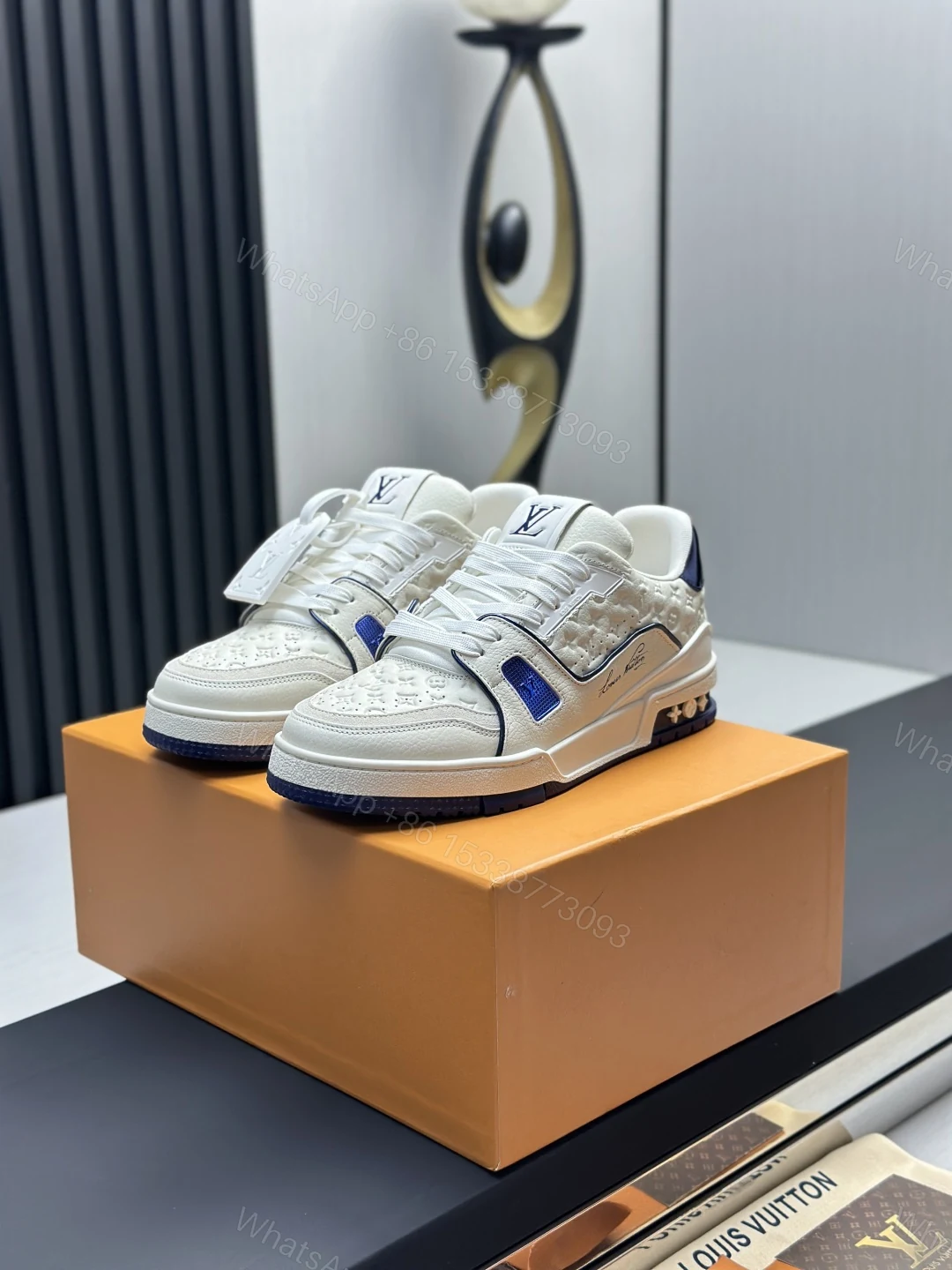 LVA貨Trainer白藍Monogram壓紋運動鞋 精品休閒鞋 — view 1