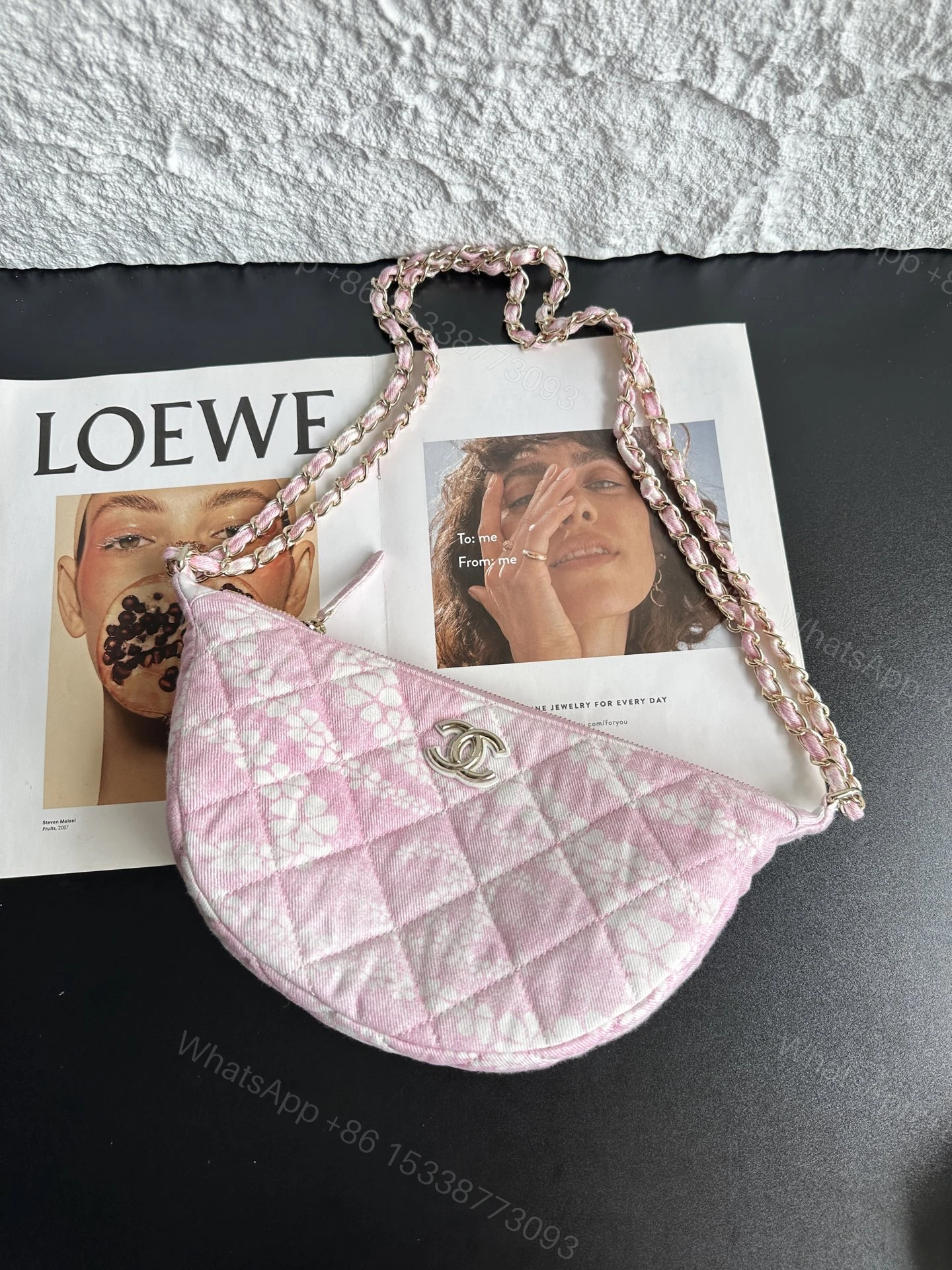 Chanel A貨女款半月鍊條斜背包 粉色印花設計 輕盈休閒甜美造型 — view 1