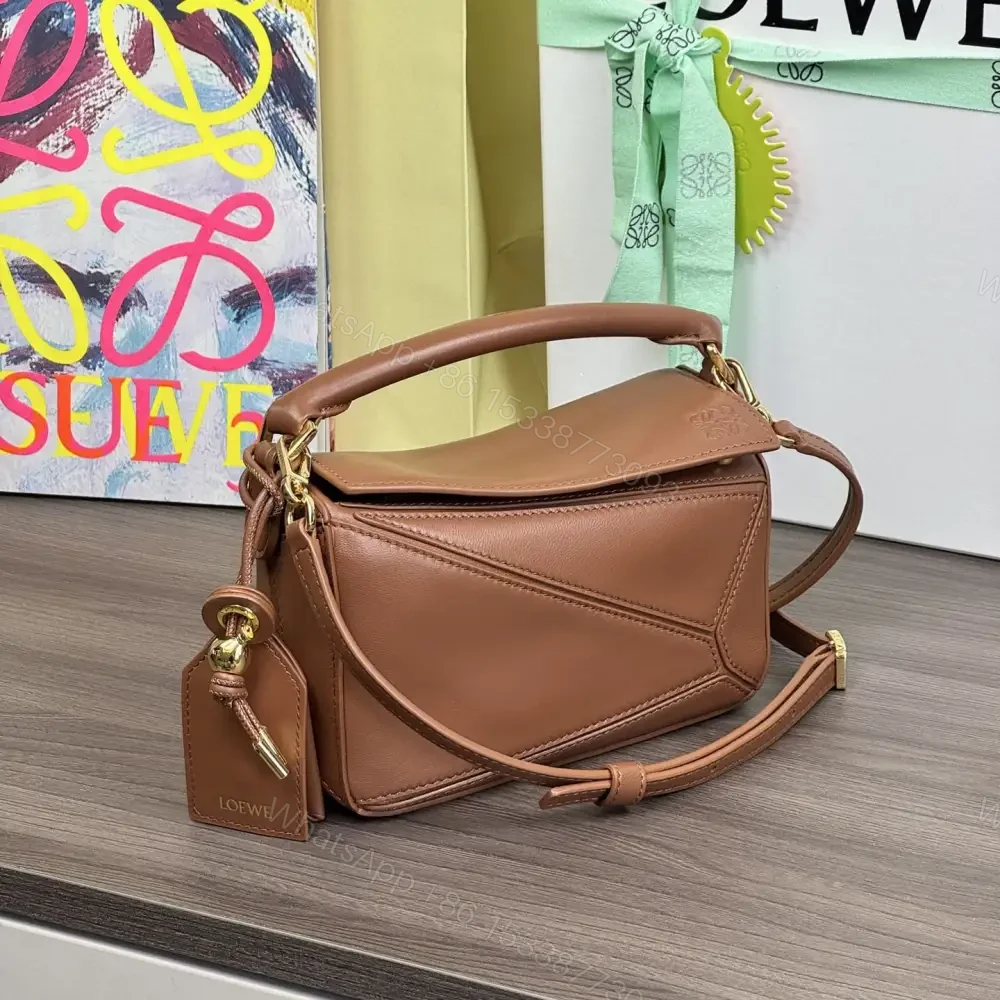 View 2 of 高仿Loewe*Puzzle系列3565小羊皮斜挎包胡桃色Mini免檢版