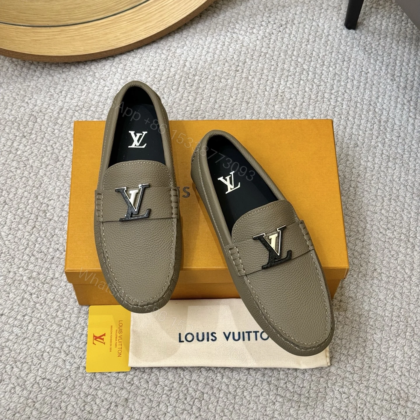 LV A貨米灰豆豆鞋 大LV金屬Logo壓紋 真皮質感駕車鞋 — view 1