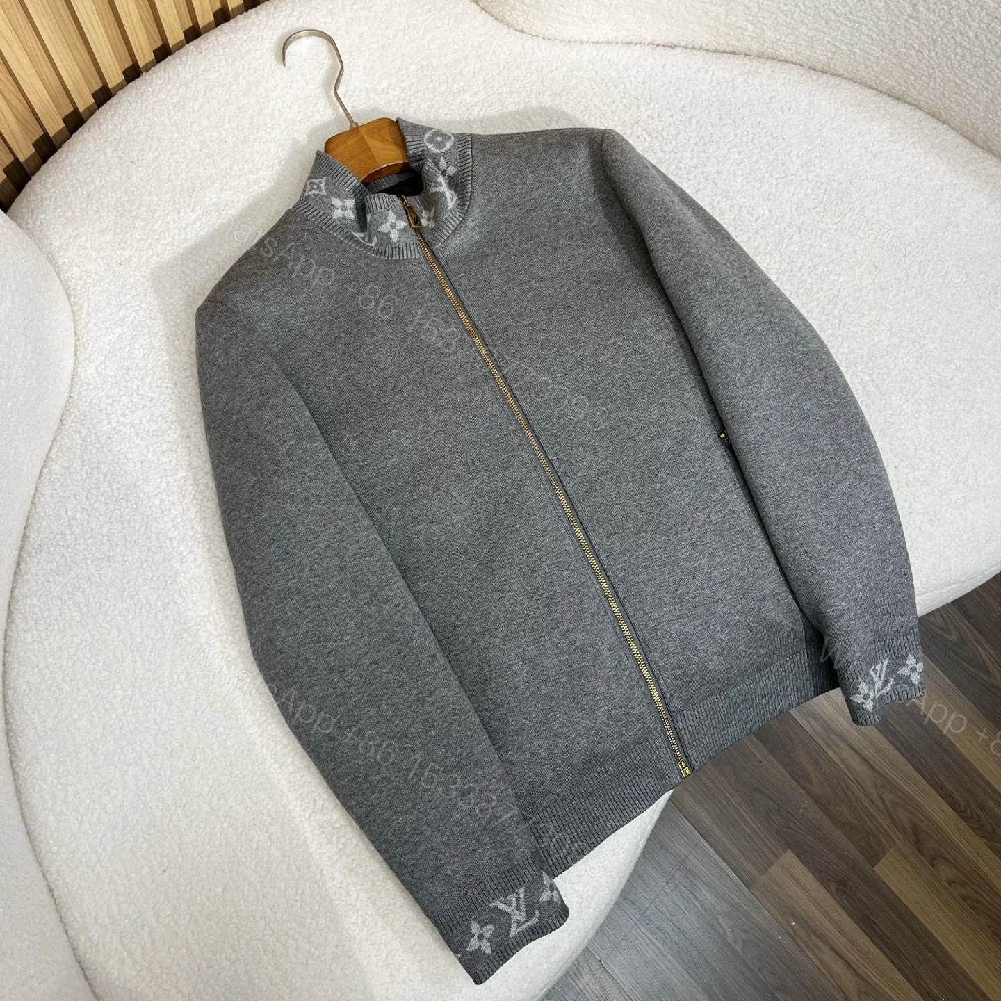 LV 原單灰色立領羽絨外套 Monogram細節設計 保暖時尚冬季精品 — view 1