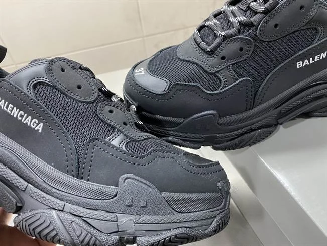 View 3 of BALENCIAGA TRIPLE S SNEAKER – BB174