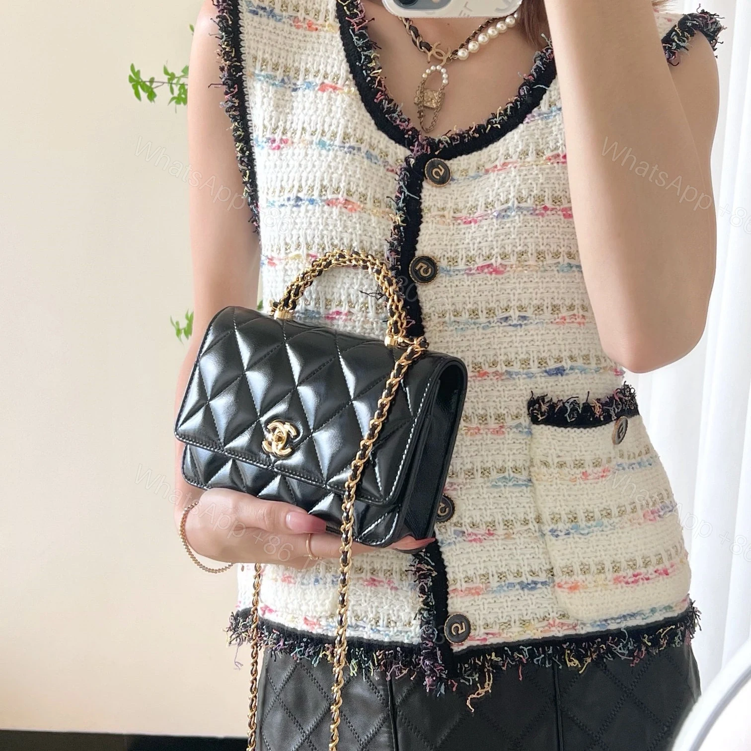 View 21 of 高仿Chanel*24B系列AS4166小羊皮郵差包黑色免檢版