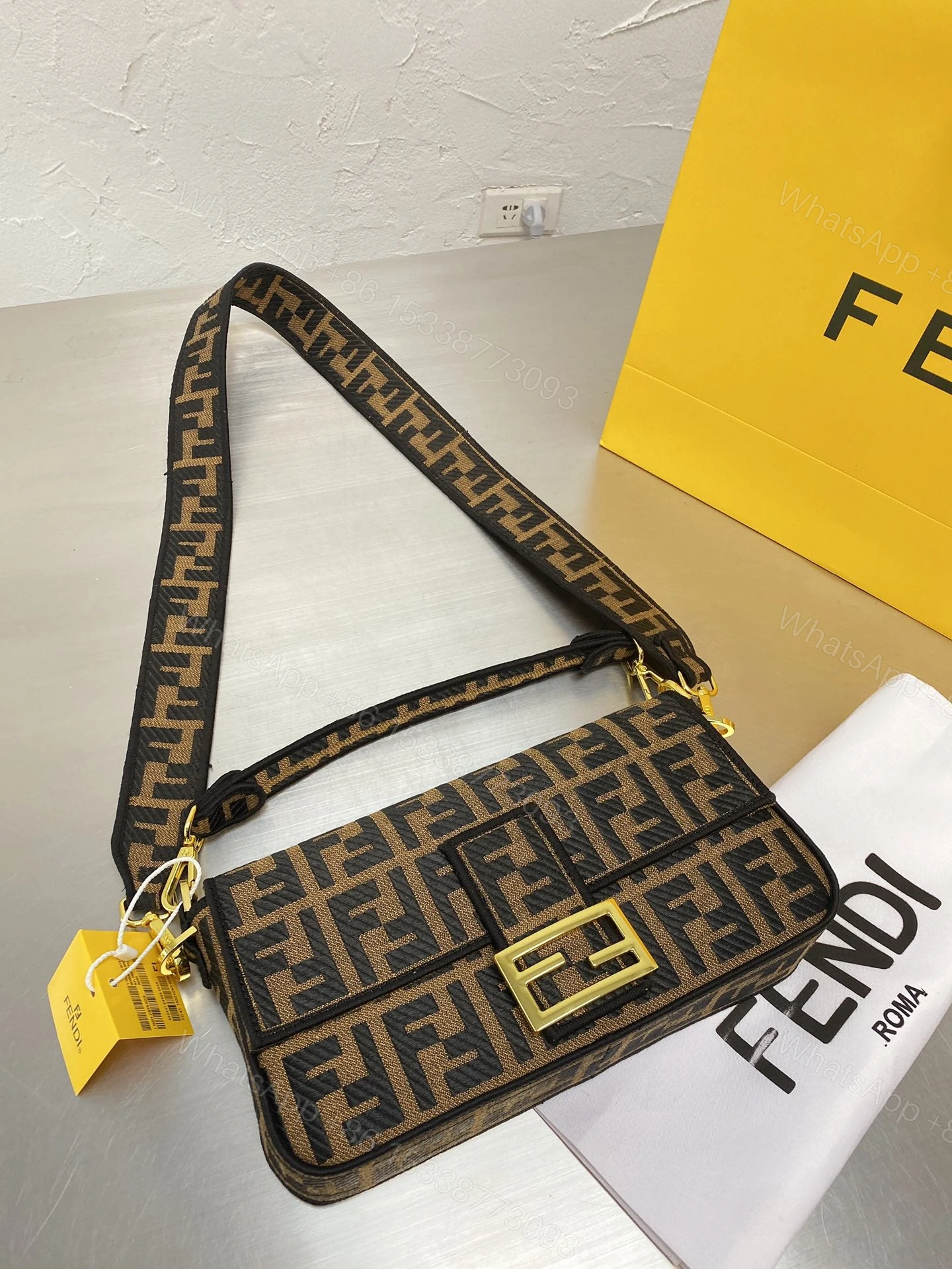 Fendi Baguette Bag Aus Canvas In Braun — view 1