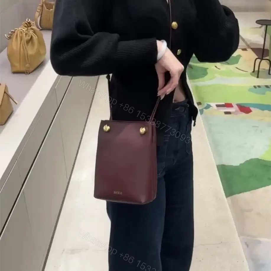 View 22 of 高仿Loewe*Pebble系列7240小牛皮斜跨包酒紅色免檢版