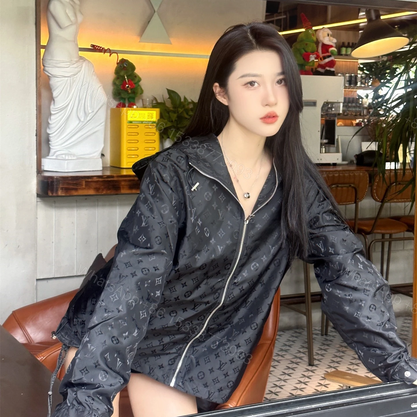 View 13 of 高仿LV*1AFR0033滿印提花衝鋒衣黑色