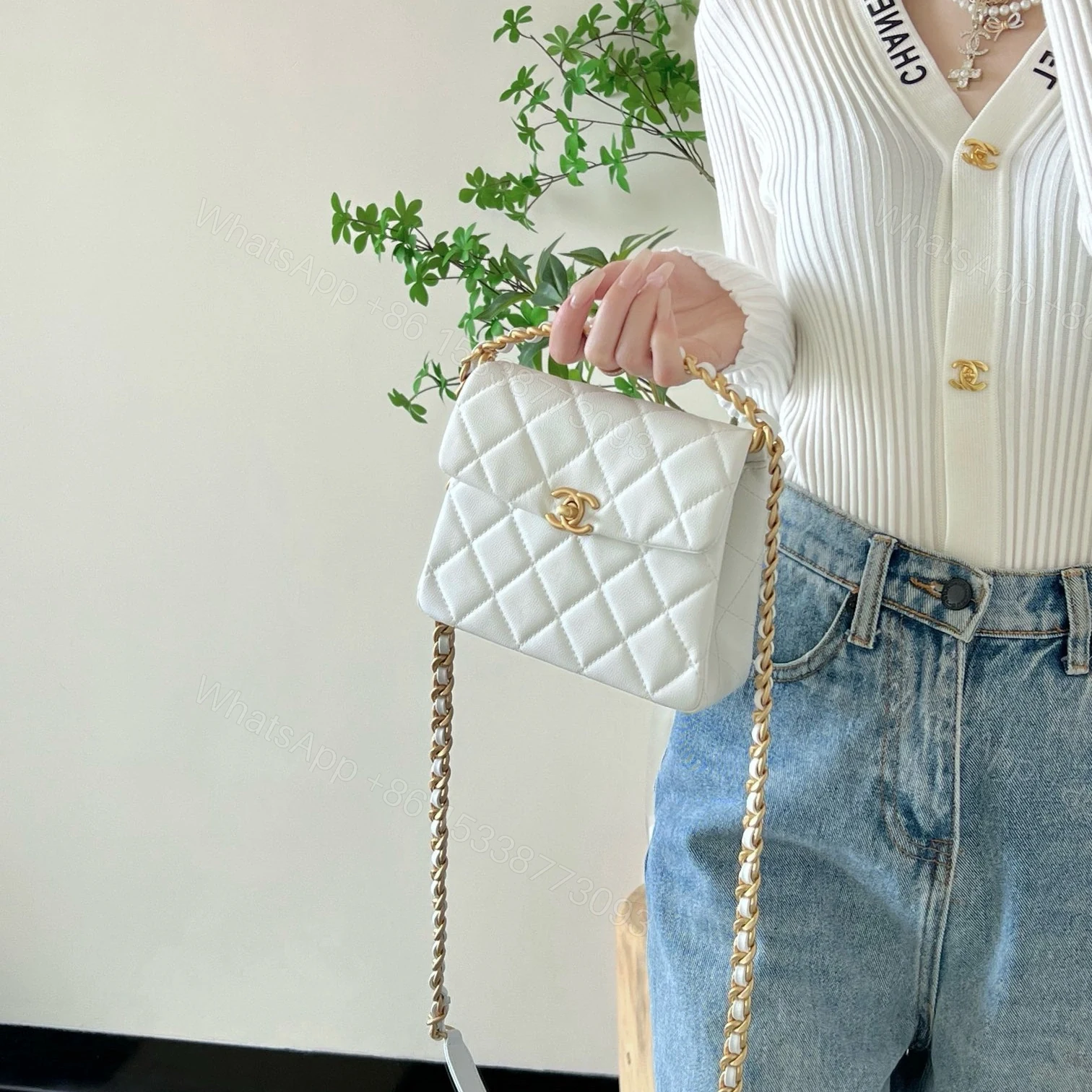 View 22 of 高仿Chanel*24S系列AS4472白色球紋牛皮單肩包免檢版