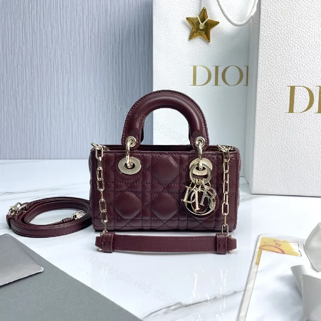 Compact Velvet-Red Quilted Handbag: City Luxury-Grained Comfort — view 1