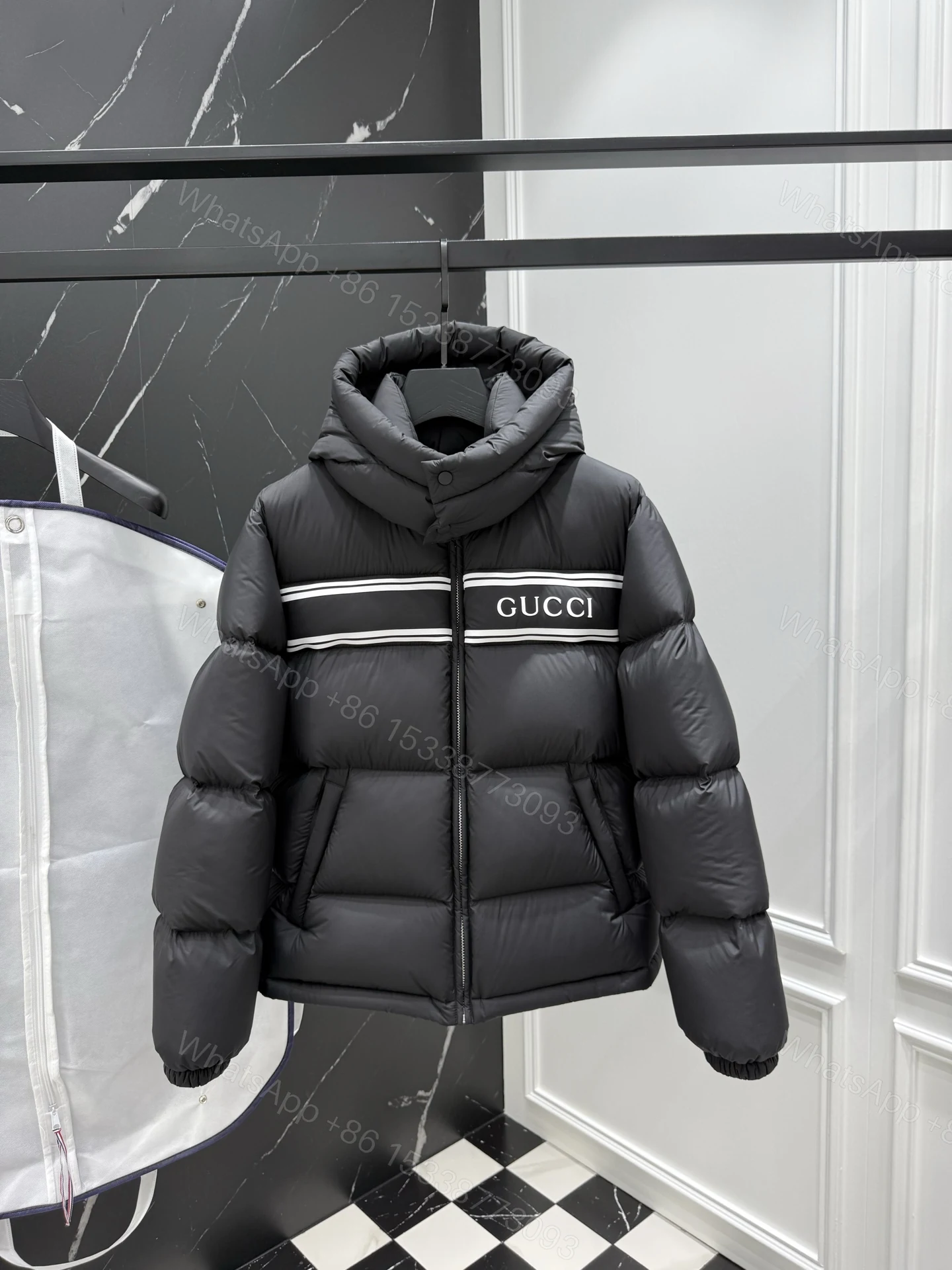 Gucci一比一黑色羽絨外套男士雙白線LOGO設計 — view 1