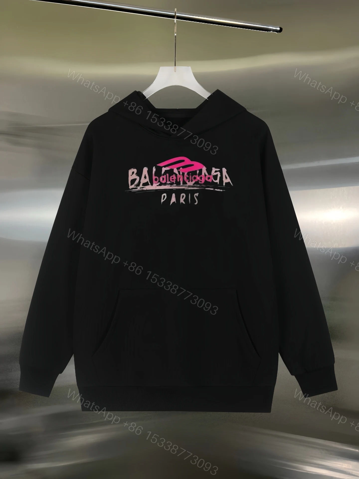 Balenciaga黑色520螢光黃數字一比一連帽帽T,街頭亮眼穿搭 — view 1