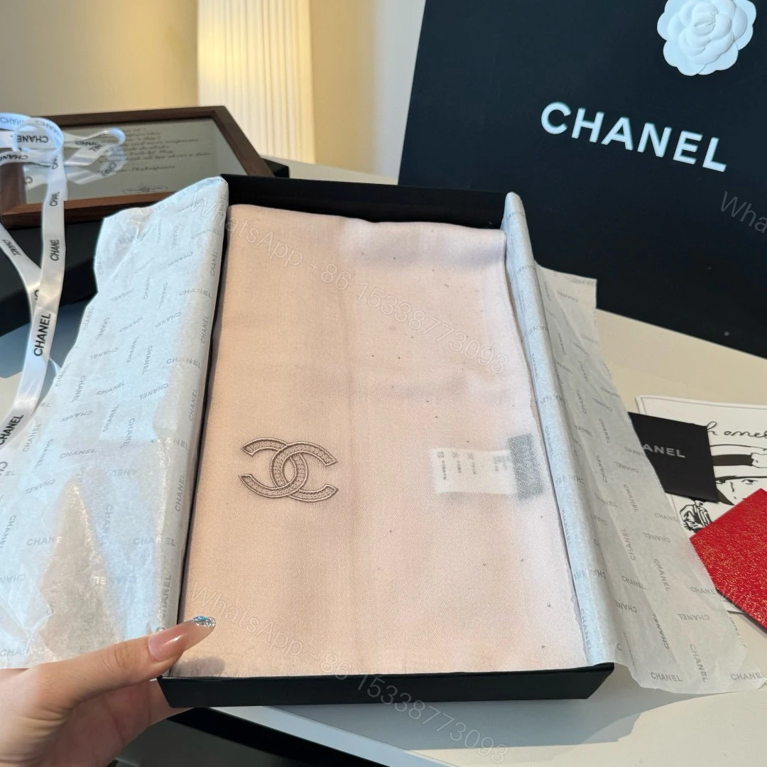 Chanel 高仿雙C標誌絲巾 奶茶粉刺繡優雅風 柔光氣息時尚單品 — view 1