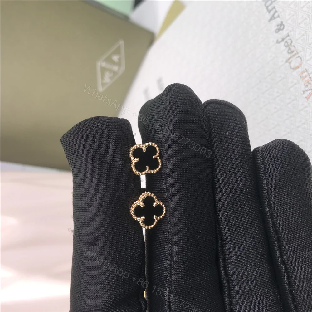 VCA Sweet Alhambra Earstuds Onyx VCARA44900 — view 3