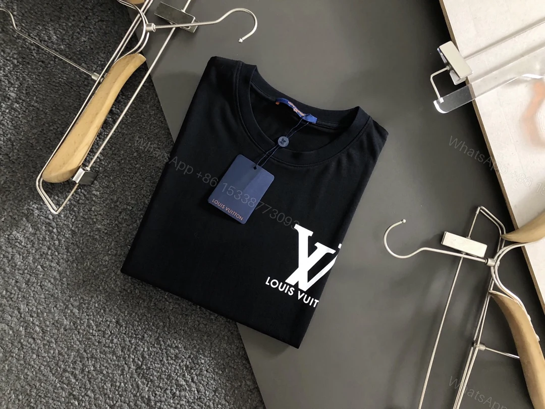 LV 原單簡約黑T 單側Logo印花 百搭設計輕鬆駕馭日常穿搭 — view 1