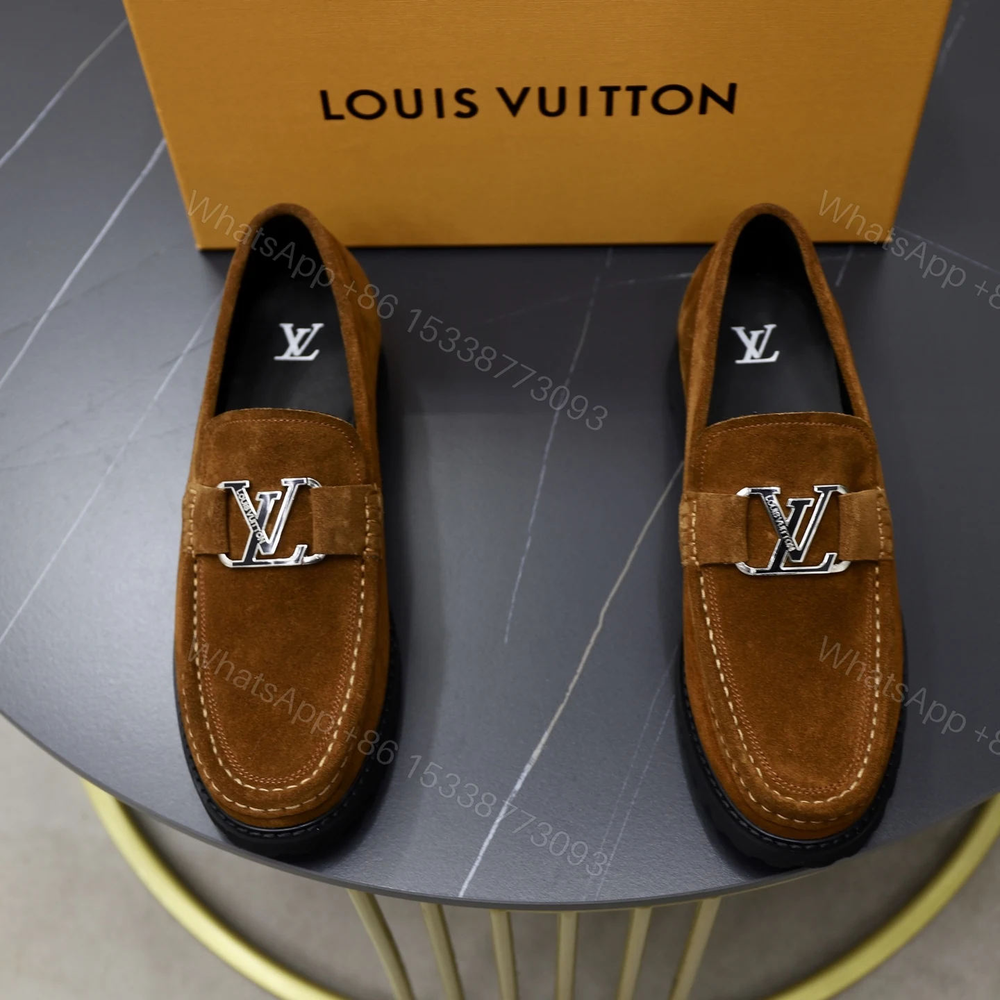 LV高仿焦糖麂皮樂福鞋復古質感大Logo飾釦紳士鞋款 — view 1