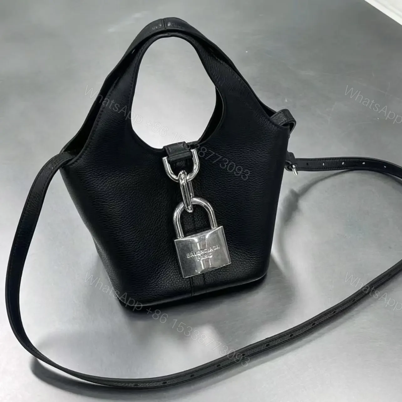 View 16 of 高仿Balenciaga*Locker水桶包2024早春XS