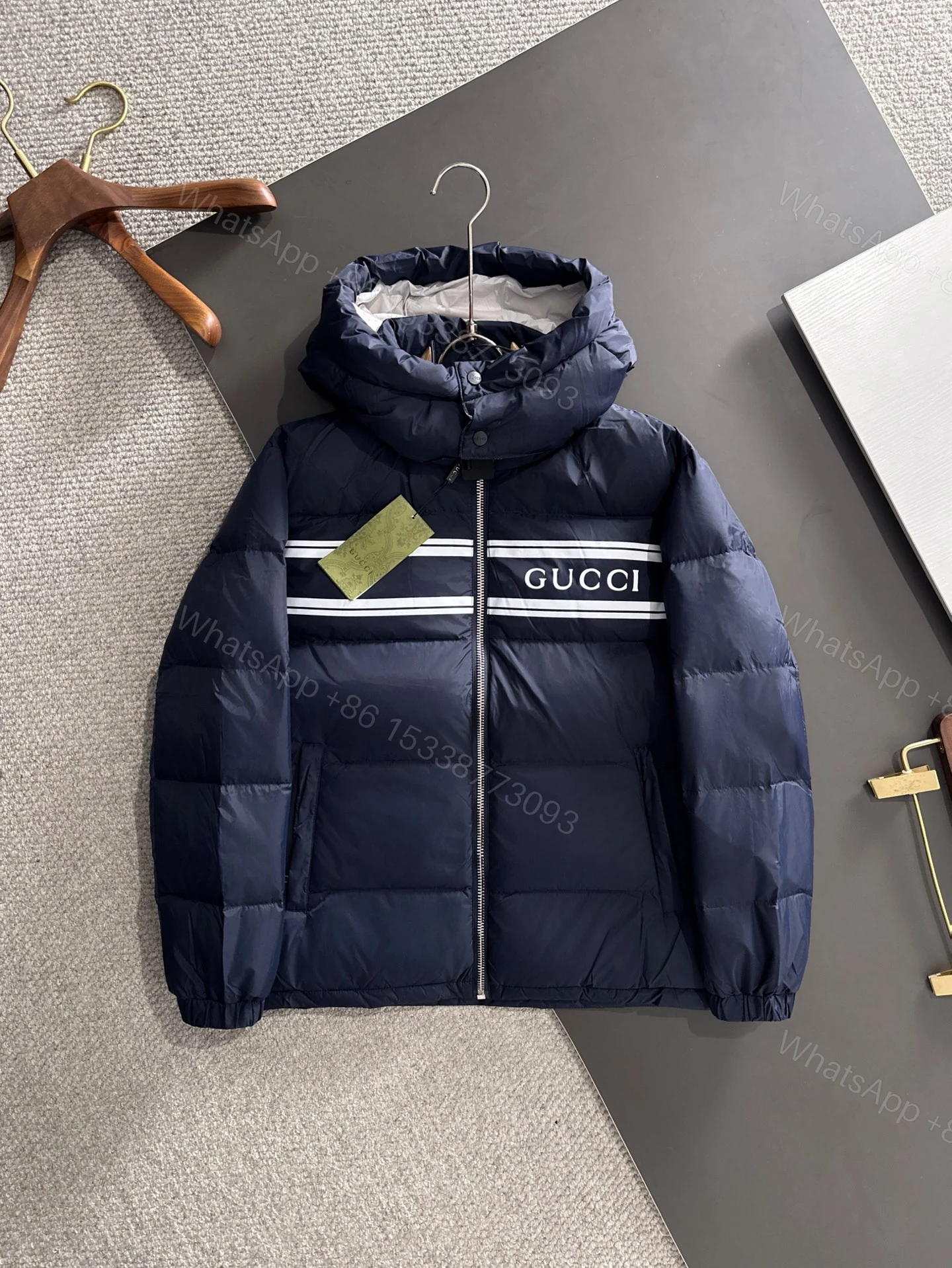 Gucci高仿深藍連帽羽絨外套 經典條紋LOGO設計保暖必備 — view 1