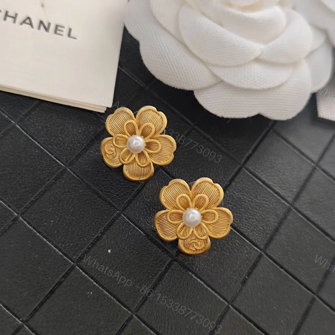 Chanel 高仿立體山茶花珍珠耳環 金屬雕花質感款 經典優雅系列 — view 1