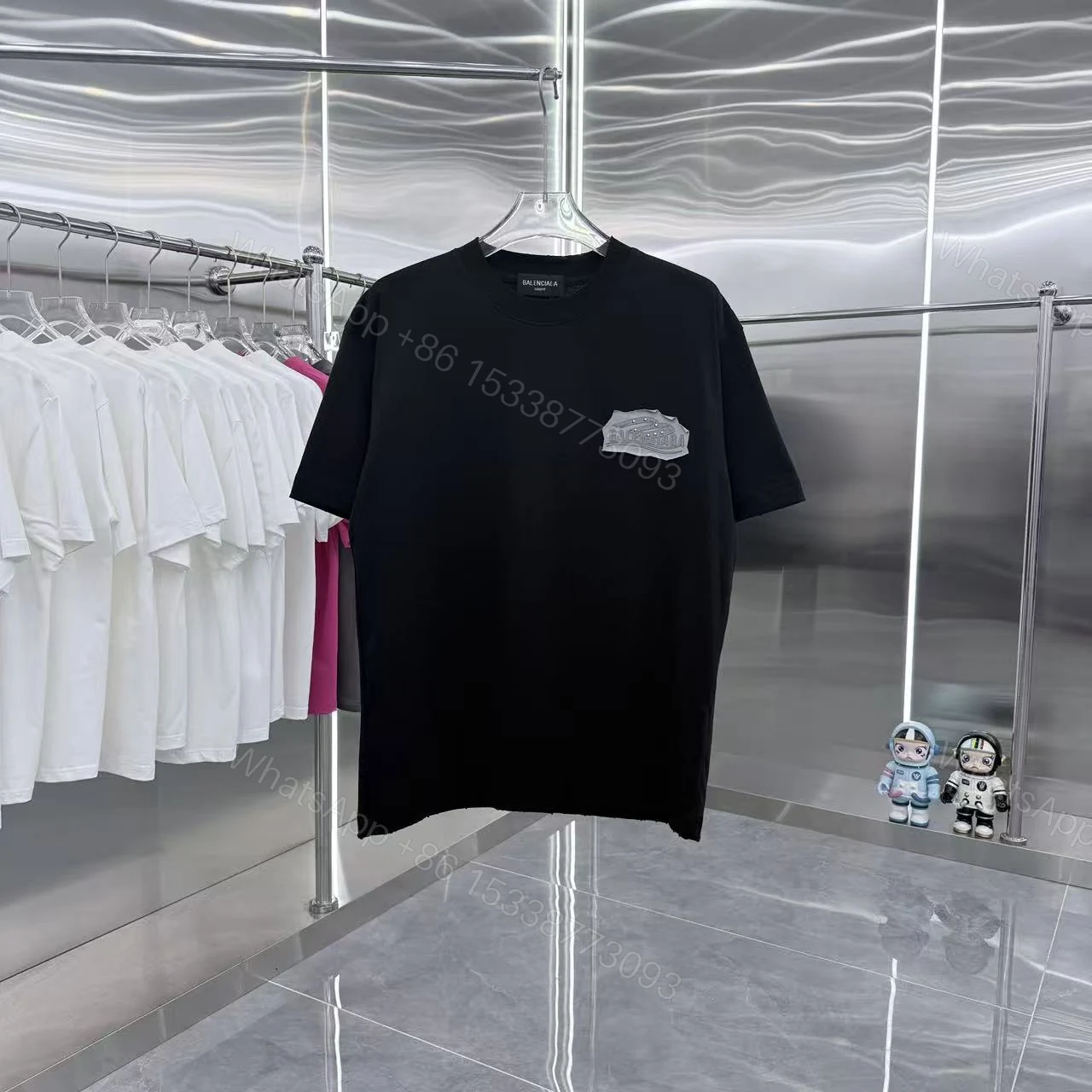 Balenciaga 高仿 男款 金屬徽章Logo短袖T恤 黑色街頭個性風 — view 1