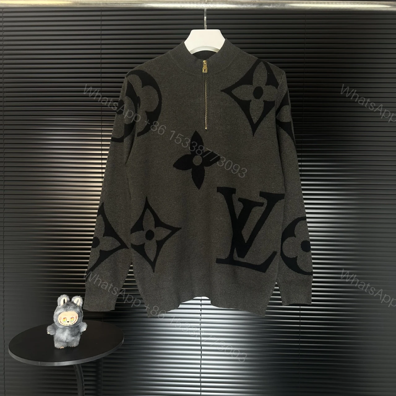 LV 高仿老花針織毛衣 灰黑半高領秋冬時尚款 — view 1