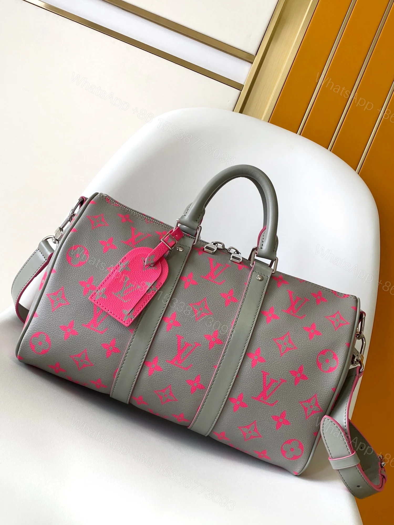 LV 高仿Monogram壓紋手拿包 奶茶棕金鍊款精緻百搭風 — view 1