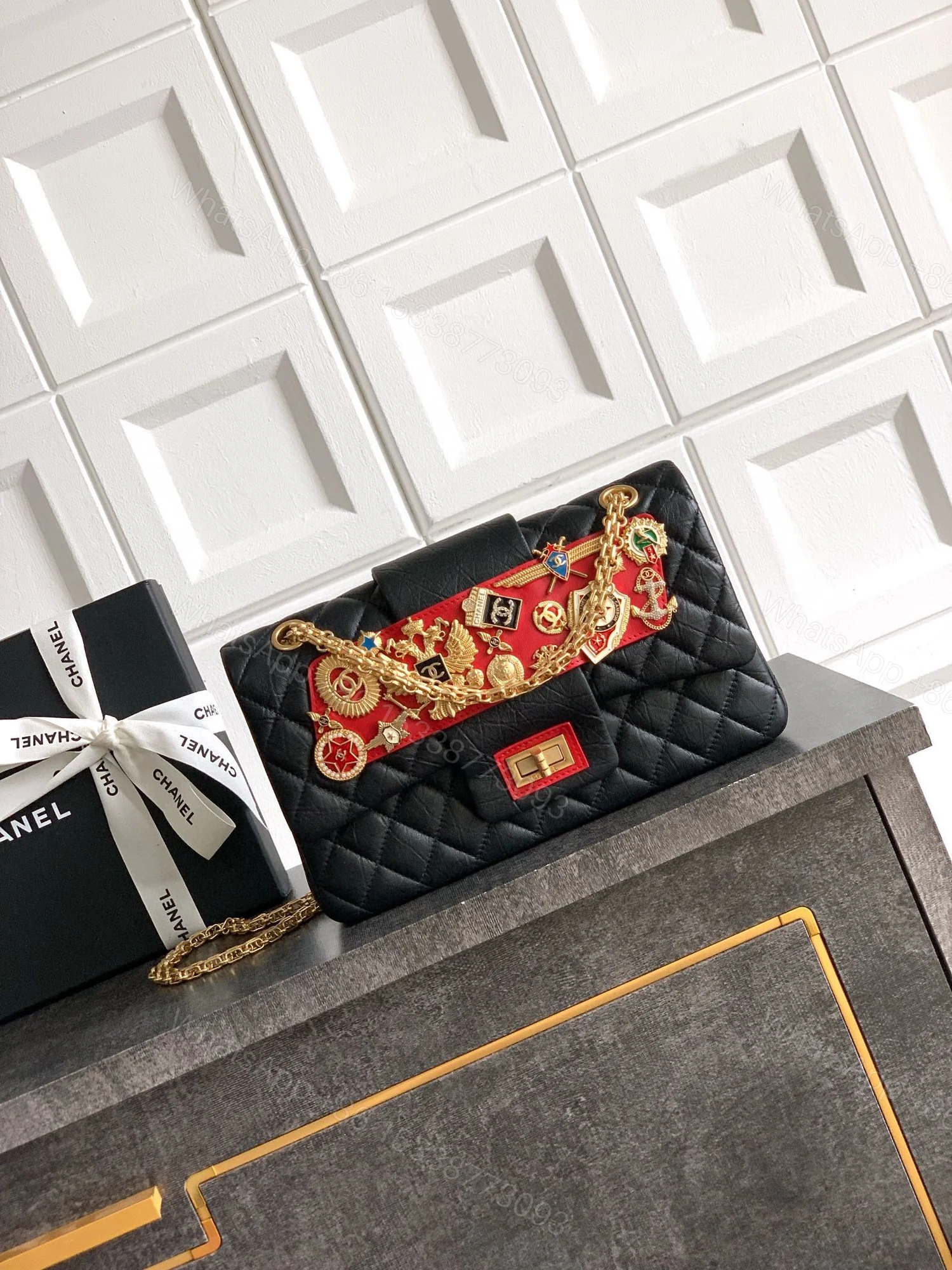 CHANEL A貨 2.55 黑紅徽章鏈條包 菱格復古金鍊奢華肩背包 — view 1