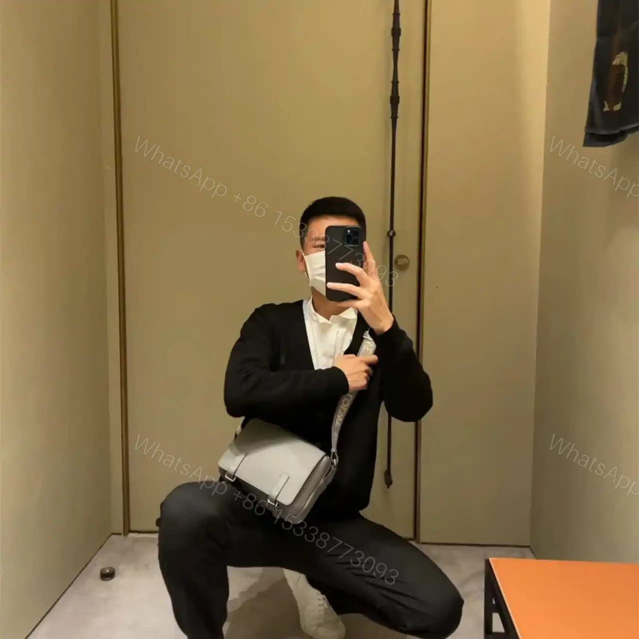 View 10 of 高仿Loewe*Military系列1640牛皮男士郵差包瀝青灰小號免檢版