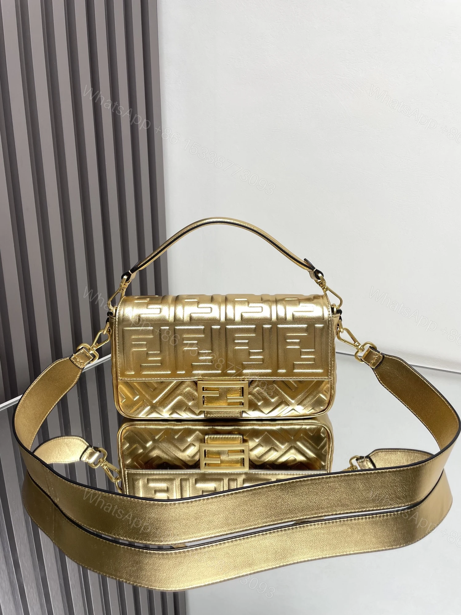 Fendi原單金屬壓紋Baguette法棍包 高級質感斜背包 金色 — view 1