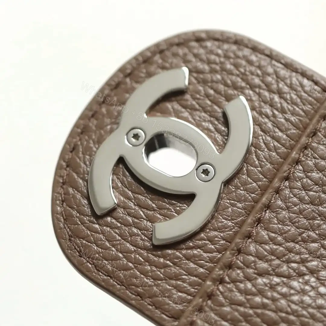 View 16 of 高仿Chanel*26S系列AS6233粒面小牛皮翻蓋包淺棕色超大號免檢版