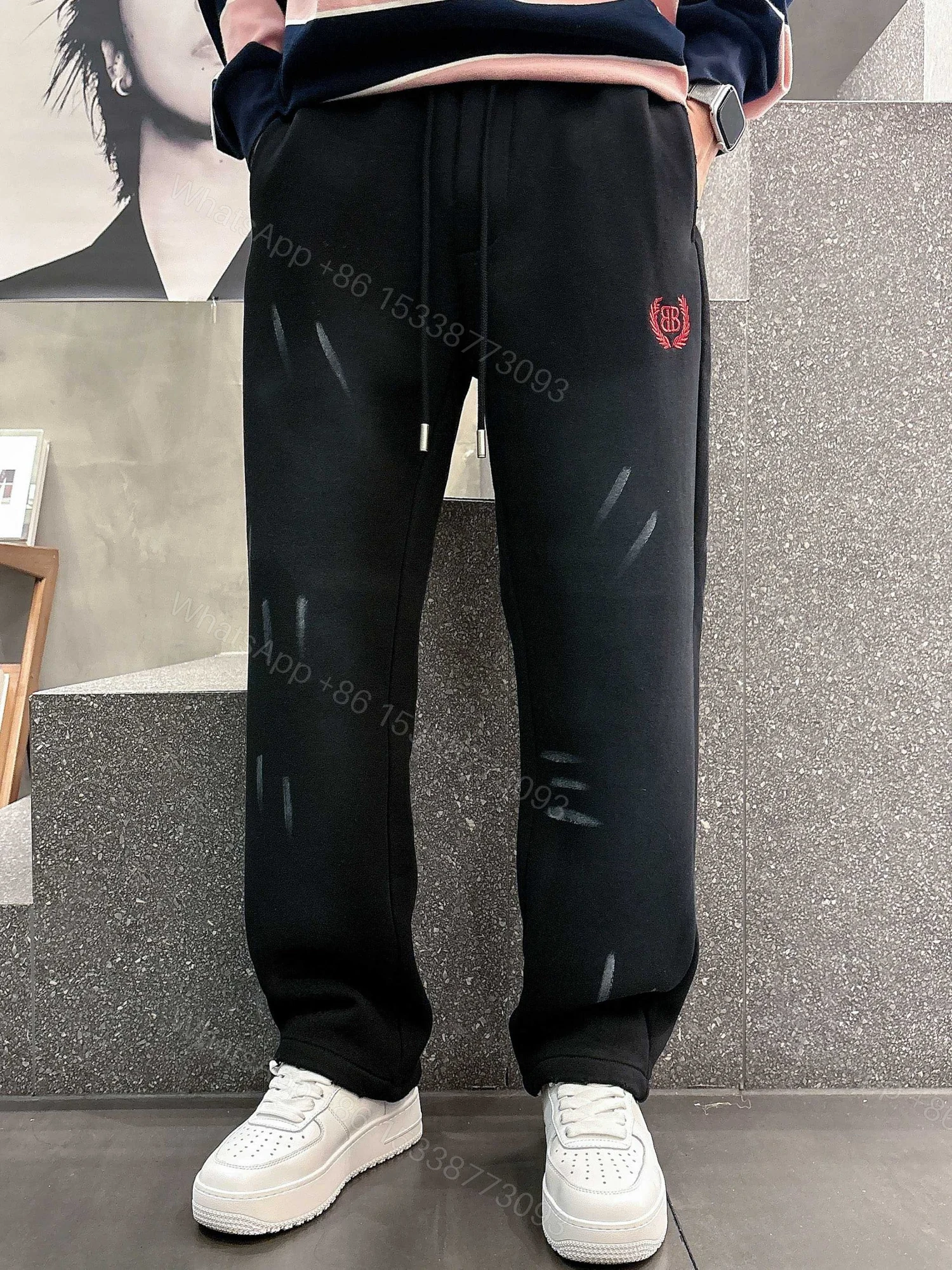 Balenciaga 一比一黑色運動長褲 刷舊紅章設計 潮感街頭寬褲 — view 1