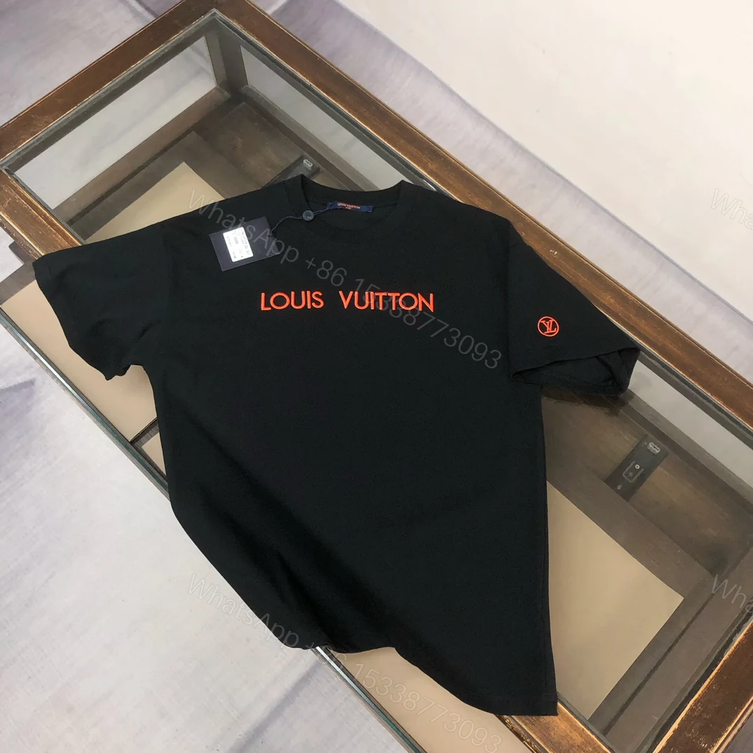LV精品仿製黑T恤 橘紅LOGO字母刺繡 簡約街頭風設計款 — view 1
