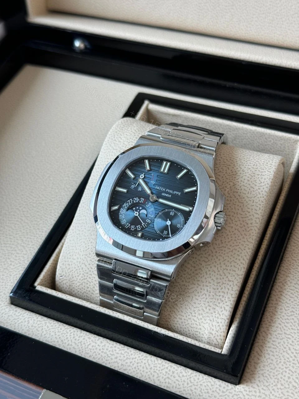 Patek Philippe Patek Philippe Nautilus 40mm — view 1