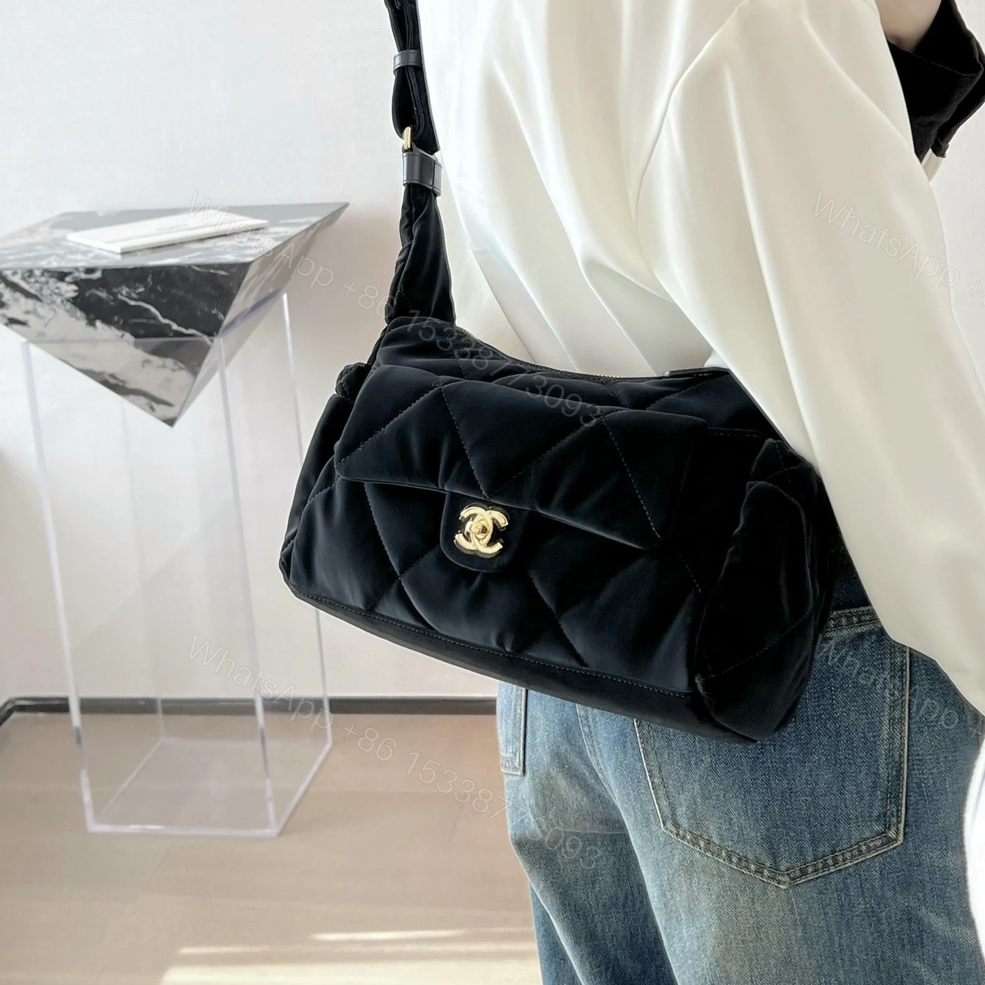 View 13 of 高仿Chanel*24N系列AS5054/SKI絲絨單肩包免檢版