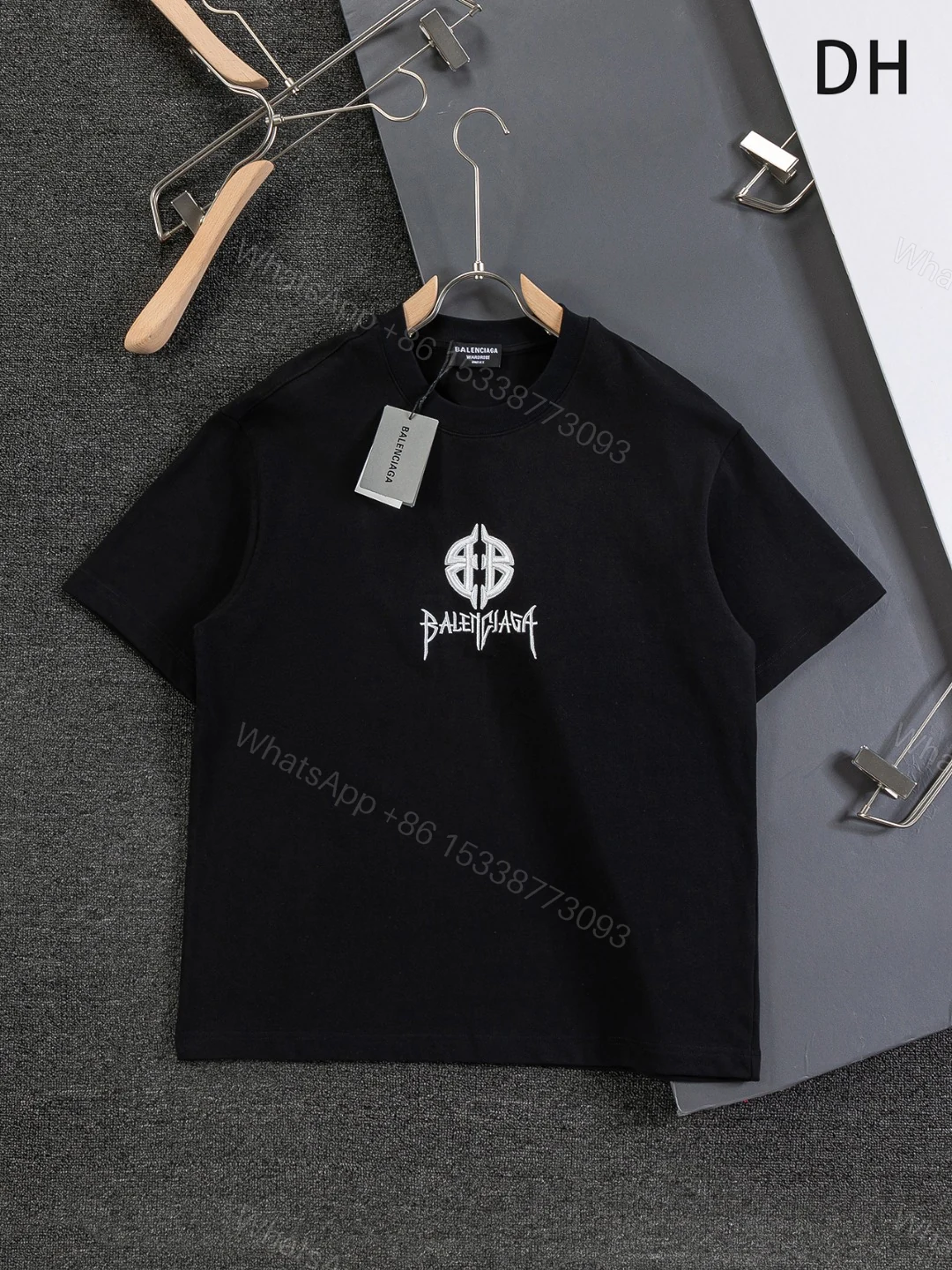 Balenciaga一比一男士黑色短袖T恤徽章風格圖案設計個性款 — view 1