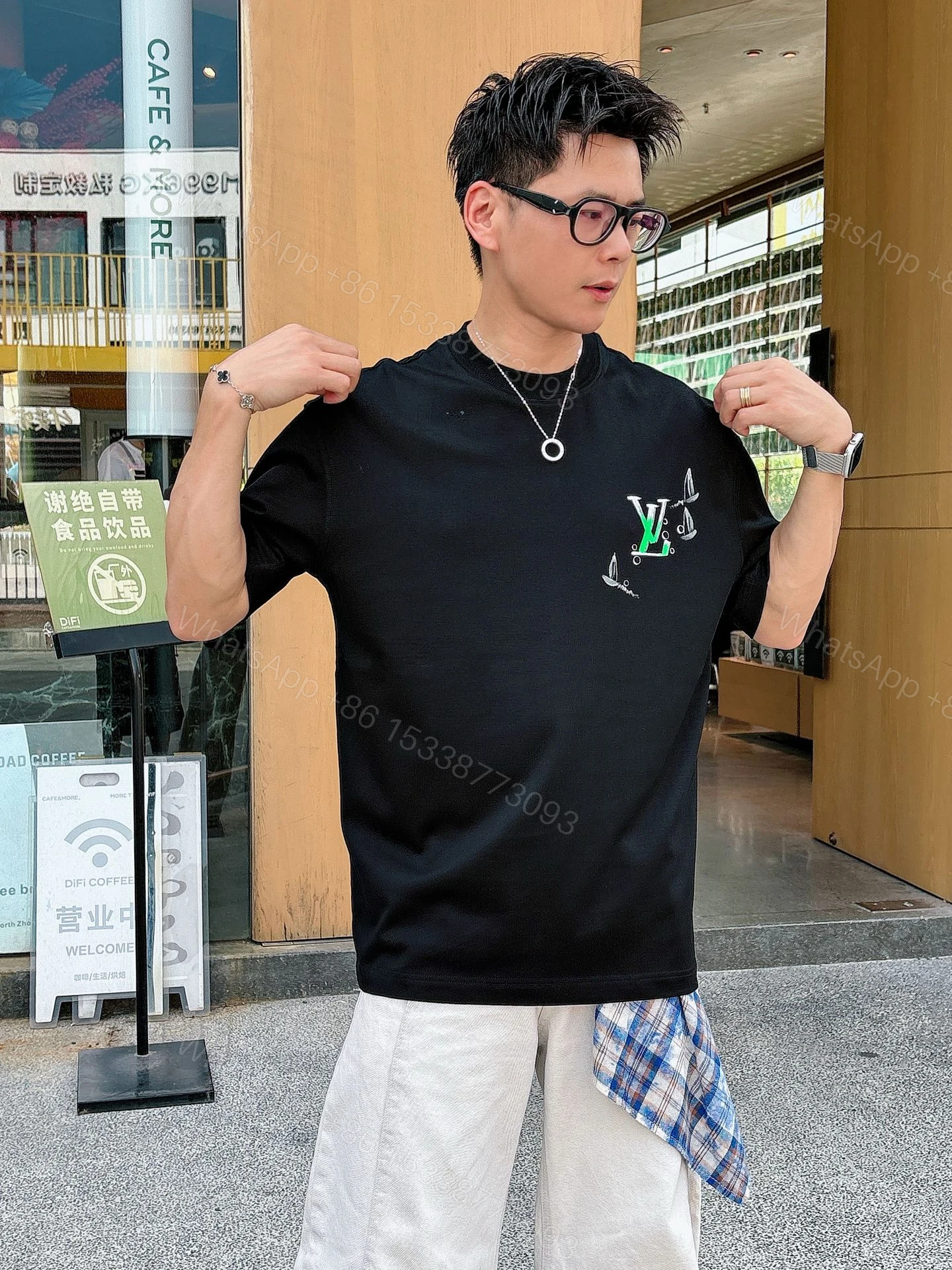 LV 原單 極簡Logo印花短袖T恤 黑色百搭款男士上衣 — view 1