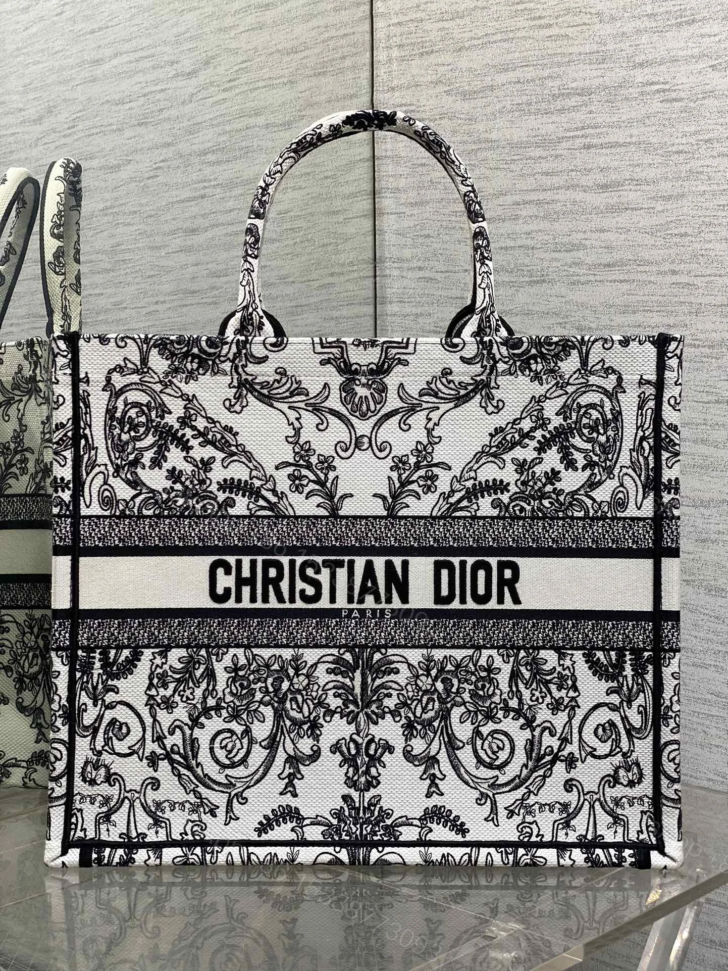 原單Dior Book Tote 黑白鏤空刺繡帆布托特包 復古典雅風格 — view 1