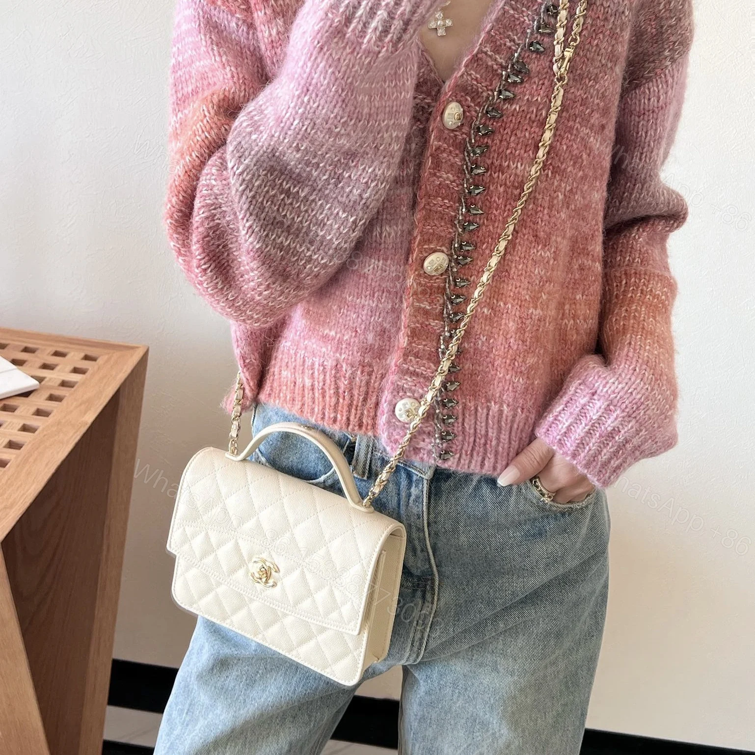 View 14 of 高仿Chanel*25C系列AS4406小球紋牛皮郵差包白色免檢版
