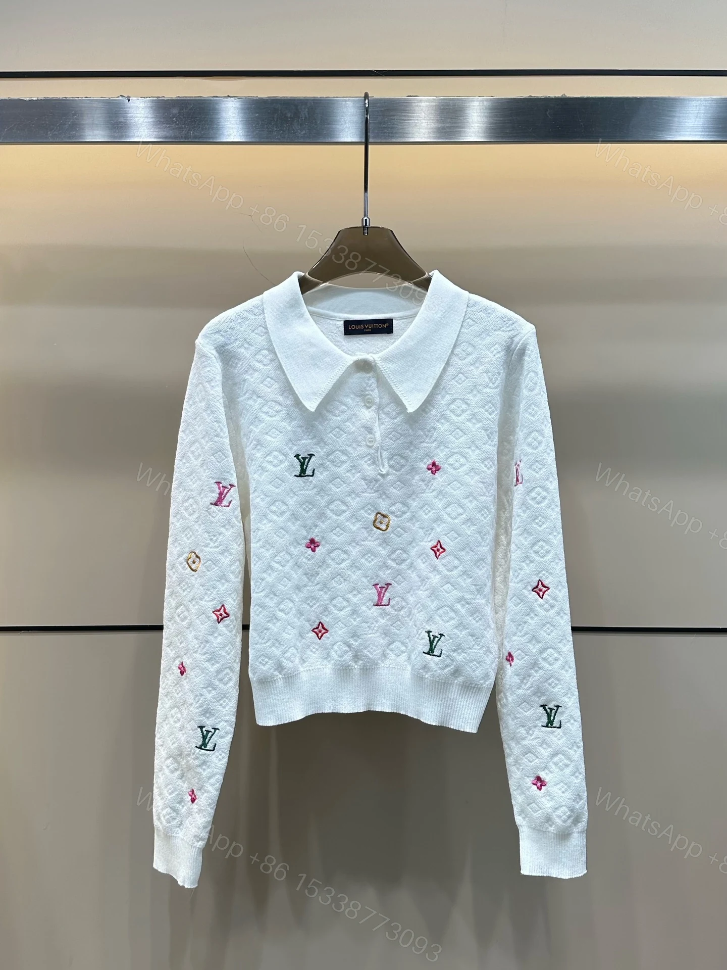 LV 高仿女士針織上衣白色彩色Logo刺繡設計百搭款 — view 1
