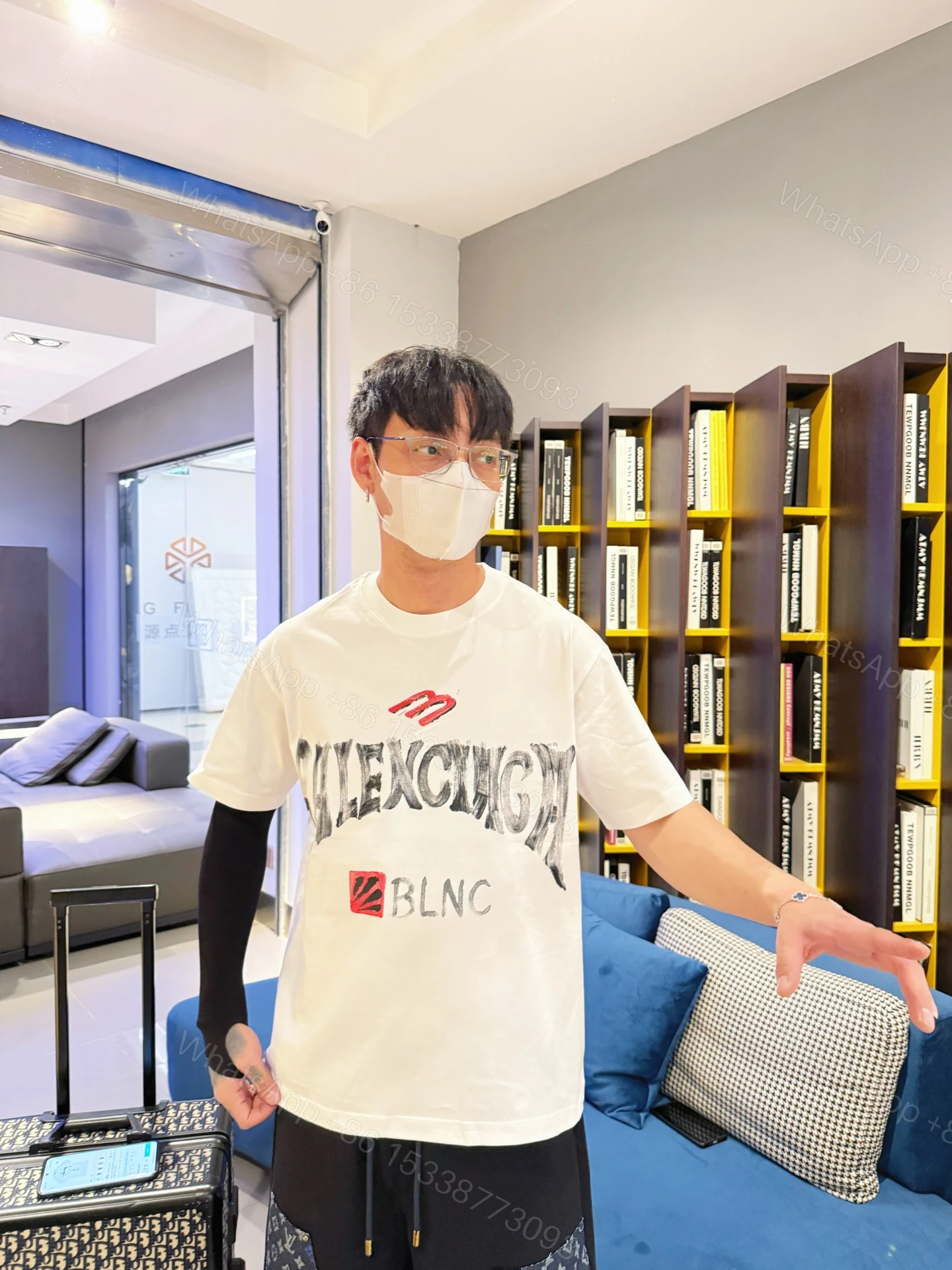 Balenciaga 高仿T恤 男款白色塗鴉字母印花寬鬆短袖 — view 1