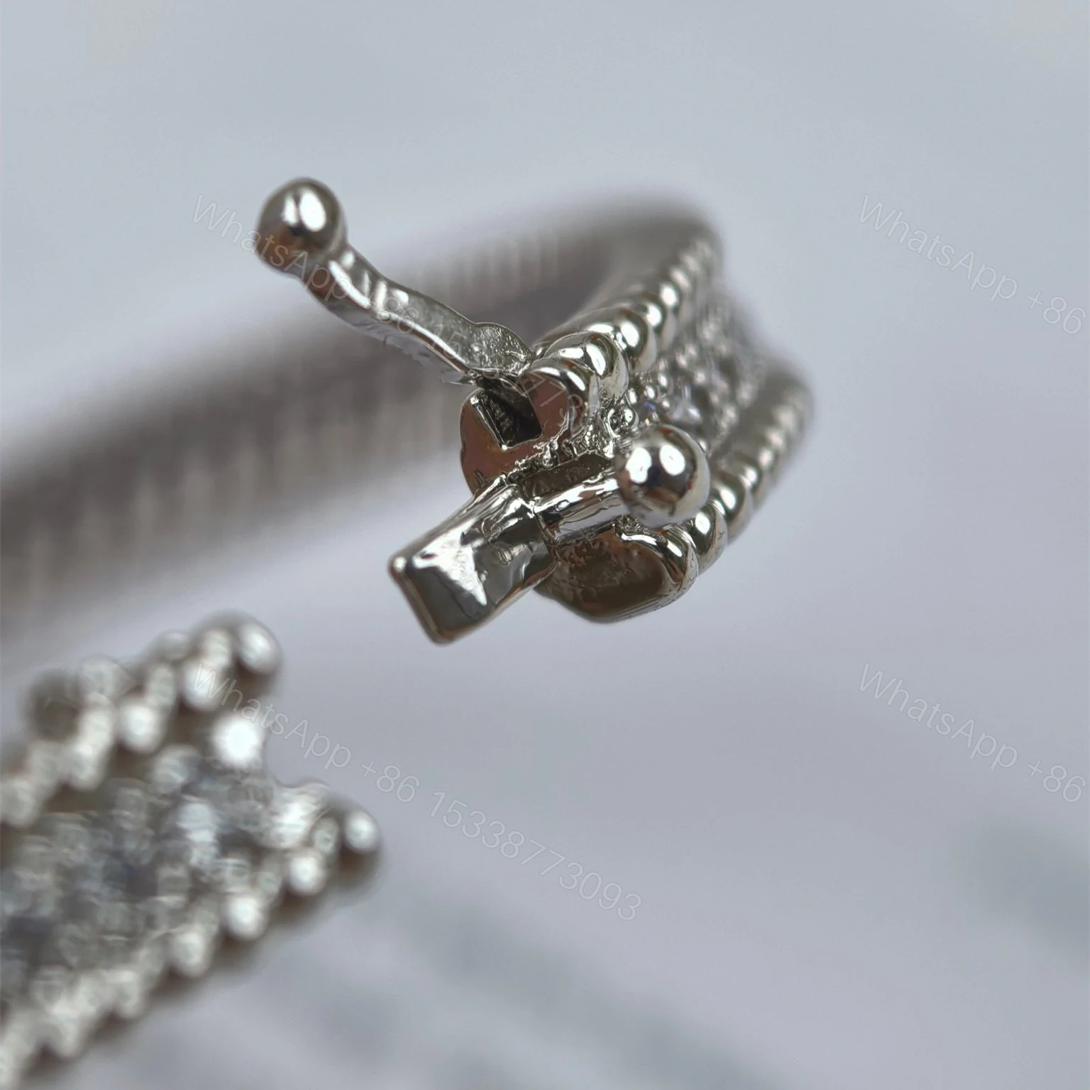 View 23 of 高仿首飾VanCleef&Arpels*RP27H00單排鑲鑽白金手鐲