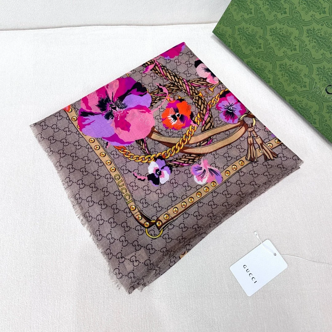 Gucci 高仿絲巾 紫粉花卉鏈條設計 方巾款優雅百搭 — view 1