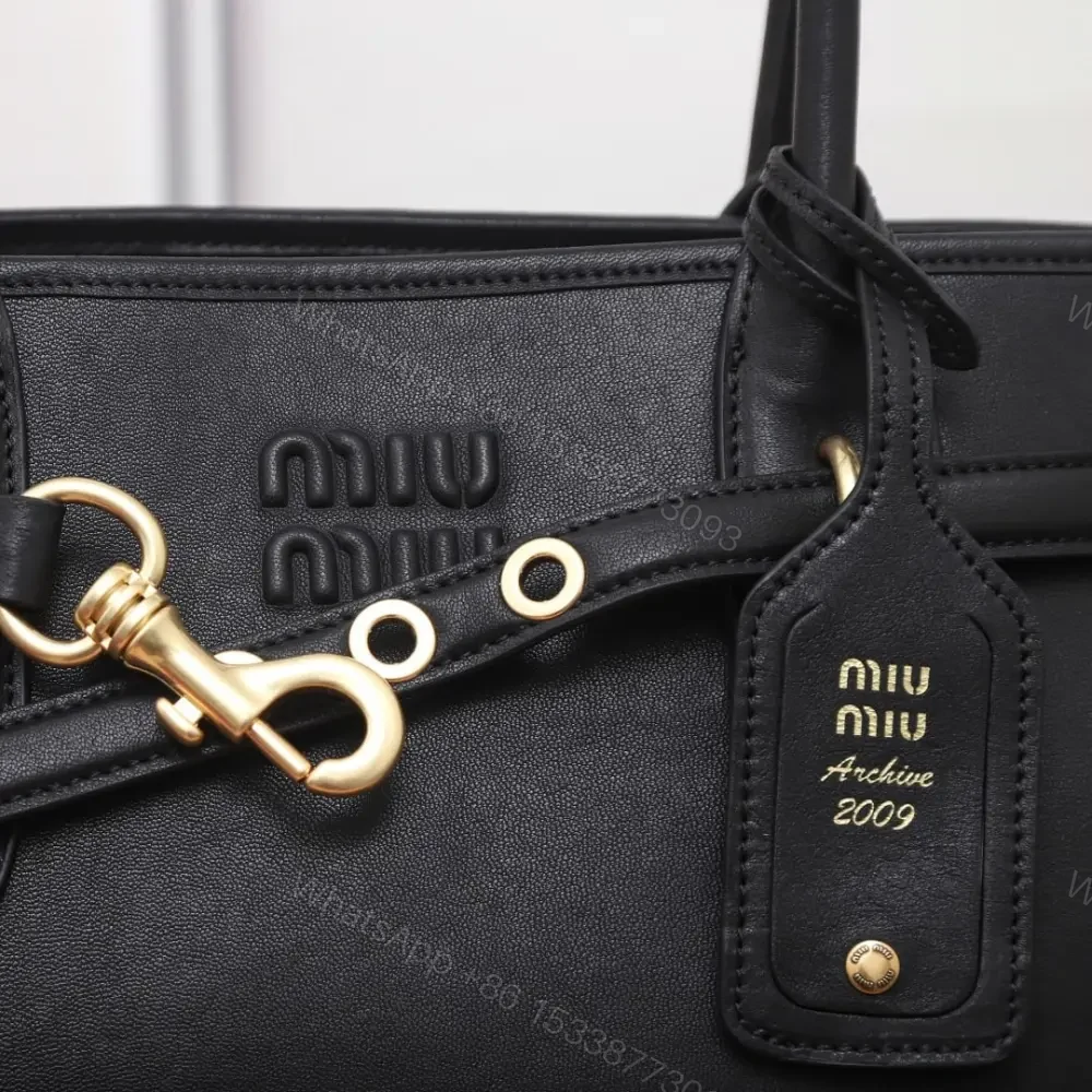 View 7 of 高仿miumiu*Aventure系列5BG310小牛皮Tote手袋黑色免檢版