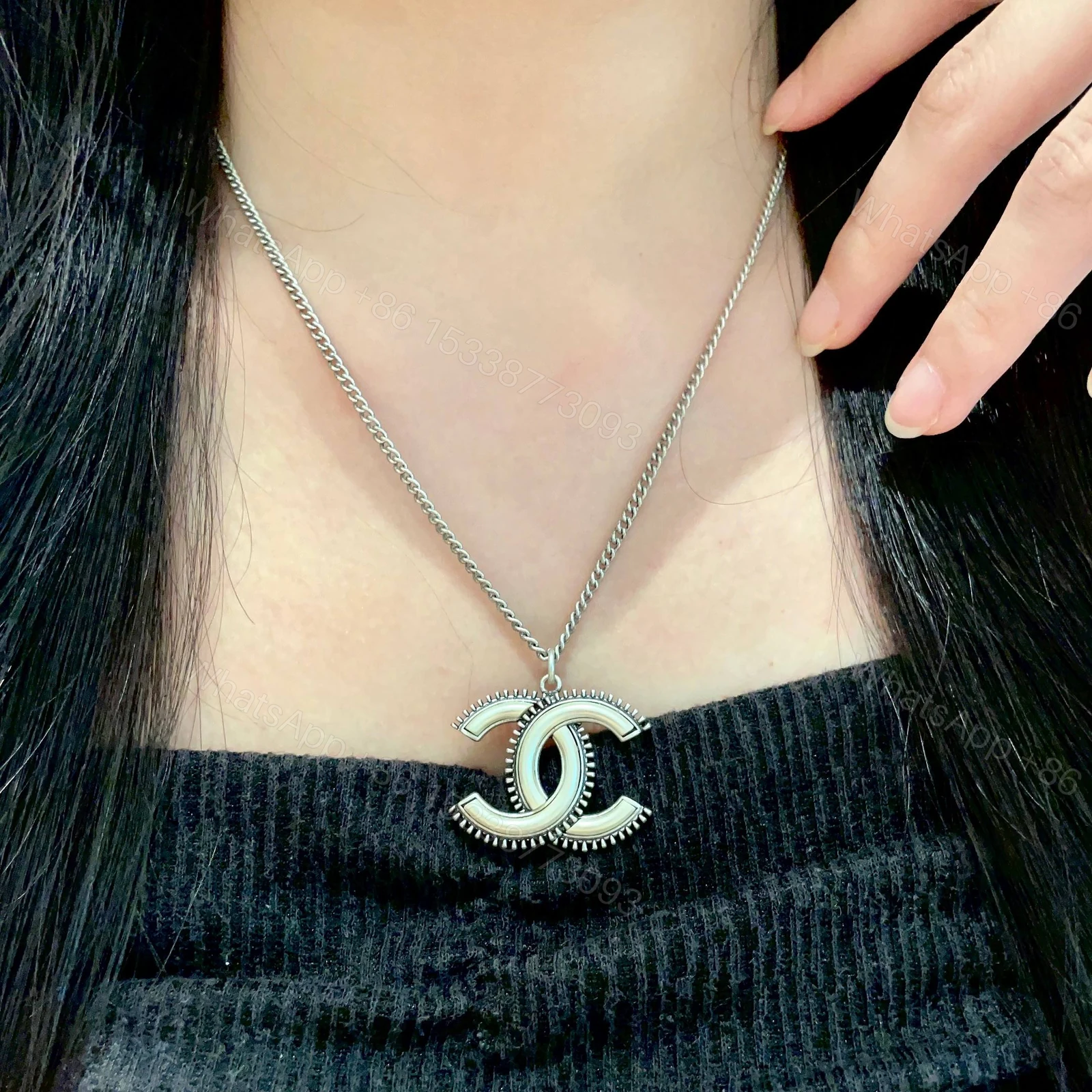 Chanel A貨白邊銀雙C項鍊 百搭金屬LOGO頸鍊女款飾品 — view 1