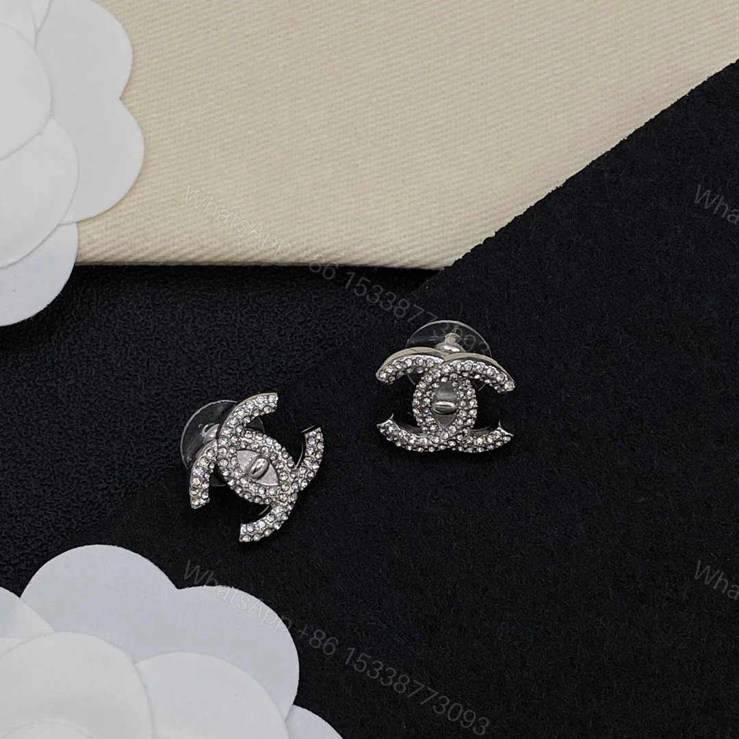 Chanel 一比一 女款雙C鑲鑽耳釘 經典時尚百搭款 — view 1