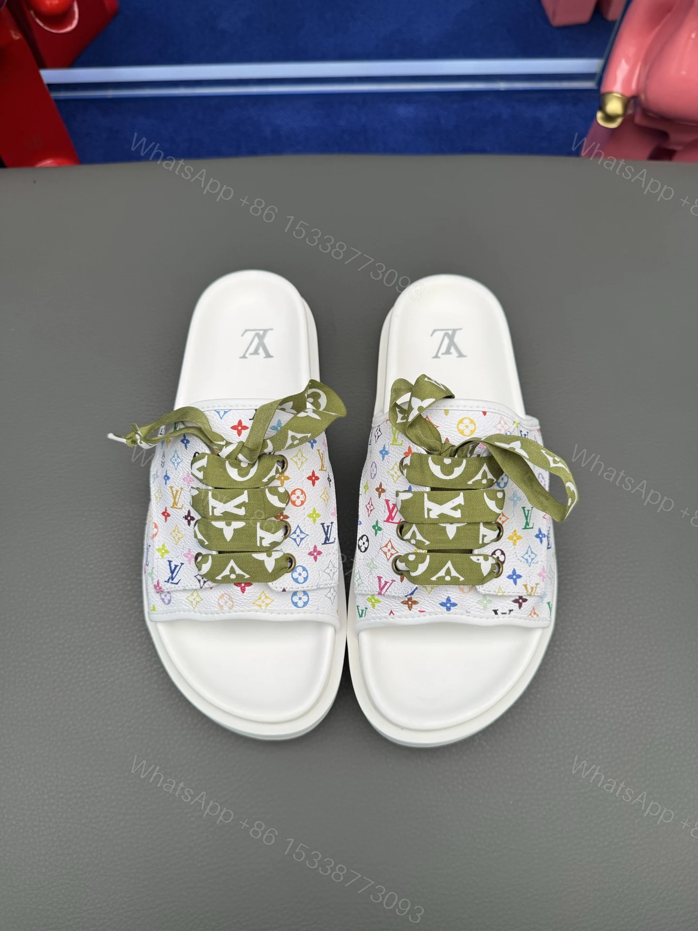 LV 精品仿製彩色Monogram白拖鞋 清爽亮色設計輕盈夏日風 — view 1