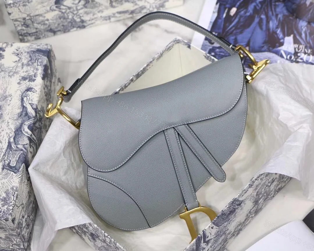 Dior 原單灰色馬鞍包全皮革素面金屬吊飾設計 — view 1
