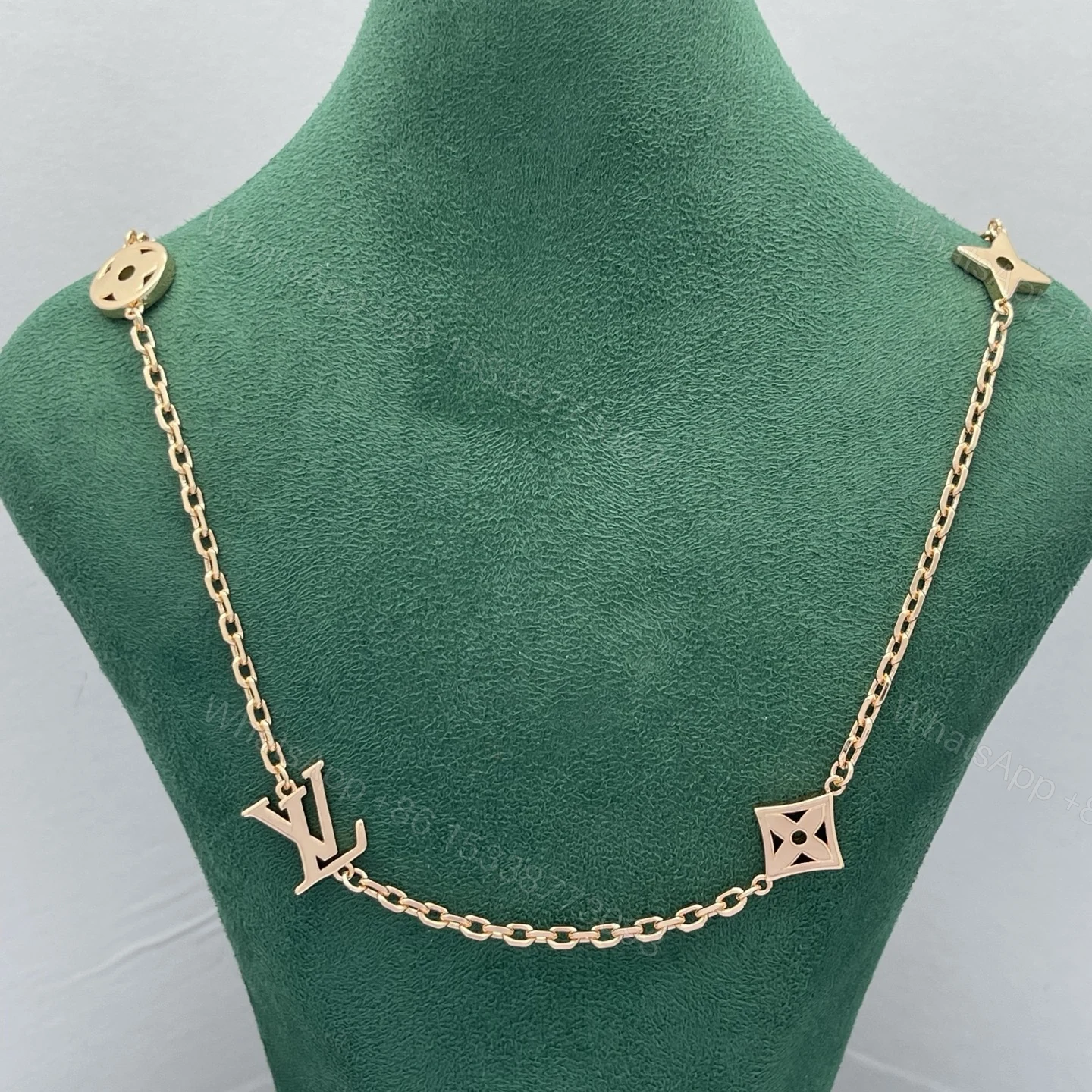 LV A貨女款頸鏈 經典字母與花卉鏈飾 結合都會時尚 — view 1