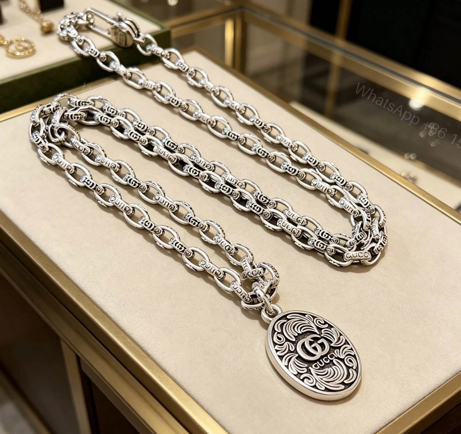GUCCI 一比一 雕花橢圓吊墜項鏈 復古鏈條設計 潮流百搭款 — view 1